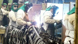 Trabalhadores da indústria trabalhando