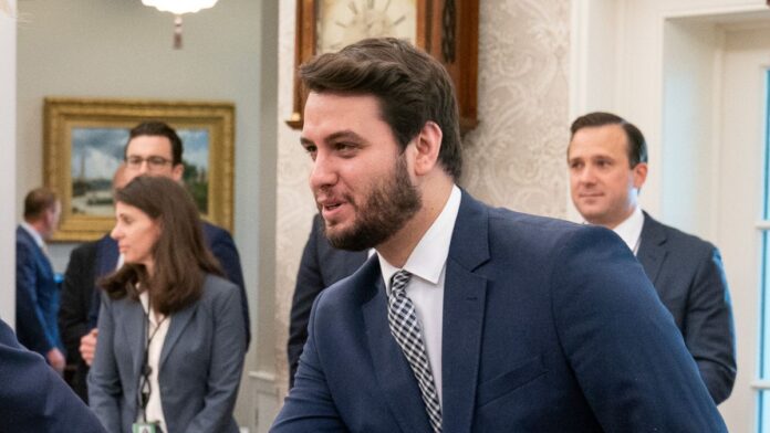 Moraes dá 24h para Filipe Martins explicar suposto descumprimento de cautelar