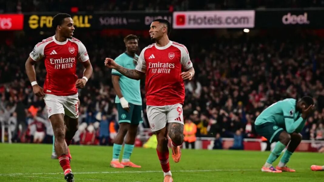 Atacante Gabriel Jesus em campo comemorando um gol