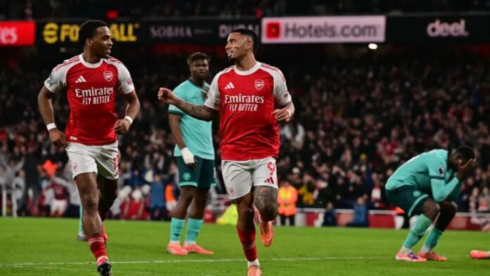 Atacante Gabriel Jesus em campo comemorando um gol