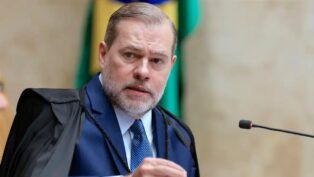 Ministro Dias Toffoli fala ao microfone durante sessão do STF