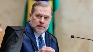 Ministro Dias Toffoli fala ao microfone durante sessão do STF