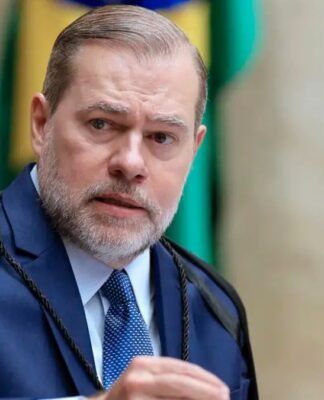 Ministro Dias Toffoli fala ao microfone durante sessão do STF