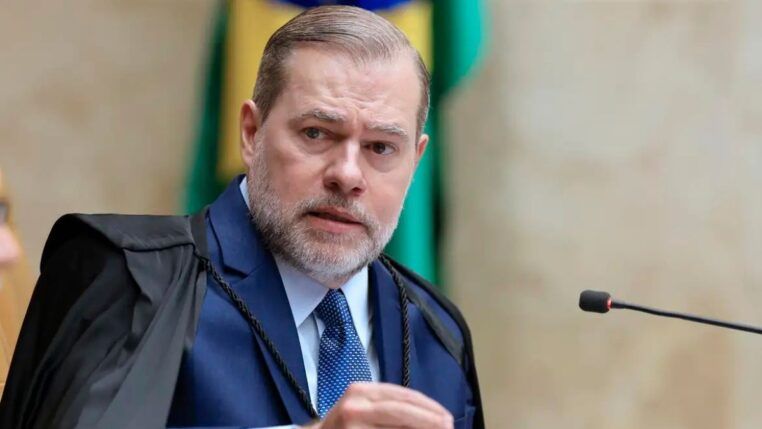 Ministro Dias Toffoli fala ao microfone durante sessão do STF