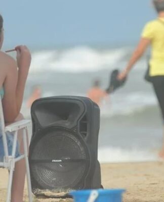 Pode levar caixa de som para a praia? Em vários destinos, multa chega a R$ 10 mil e som vira caso de polícia