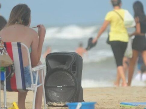 Pode levar caixa de som para a praia? Em vários destinos, multa chega a R$ 10 mil e som vira caso de polícia