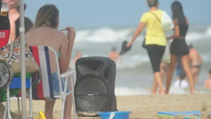 Pode levar caixa de som para a praia? Em vários destinos, multa chega a R$ 10 mil e som vira caso de polícia