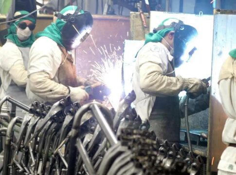 Trabalhadores da indústria trabalhando