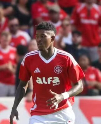 Zagueiro Vitão, do Internacional, com a bola no pé durante partida do Campeonato Brasileiro