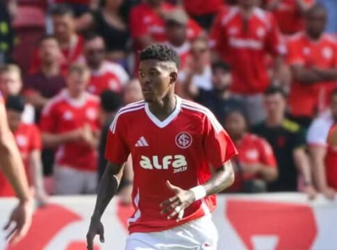Zagueiro Vitão, do Internacional, com a bola no pé durante partida do Campeonato Brasileiro