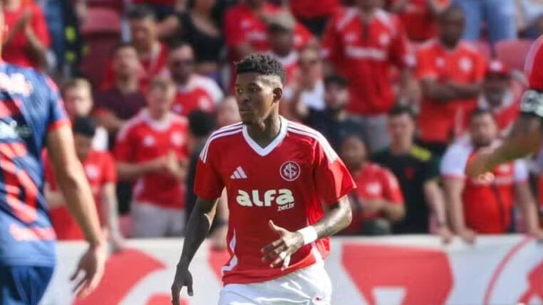 Zagueiro Vitão, do Internacional, com a bola no pé durante partida do Campeonato Brasileiro