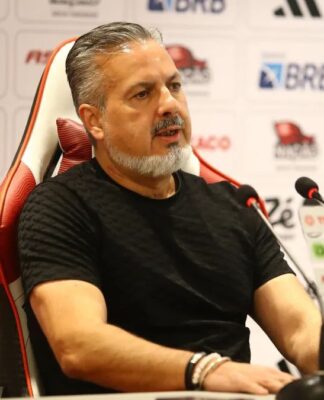 José Boto, diretor de futebol do Flamengo, durante entrevista coletiva