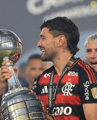 Arrascaeta, segurando a taça da Libertadores