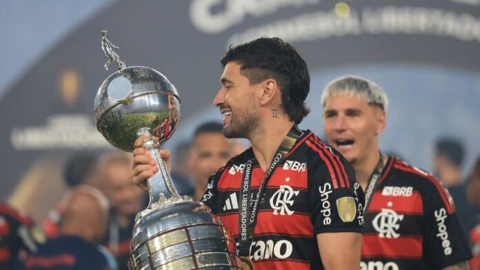 Arrascaeta, segurando a taça da Libertadores
