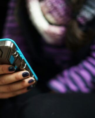 Governo francês proíbe redes sociais para menores de 15 anos