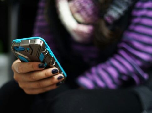 Governo francês proíbe redes sociais para menores de 15 anos