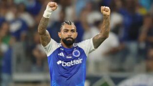 Atacante Gabigol com os braços levantados em comemoração