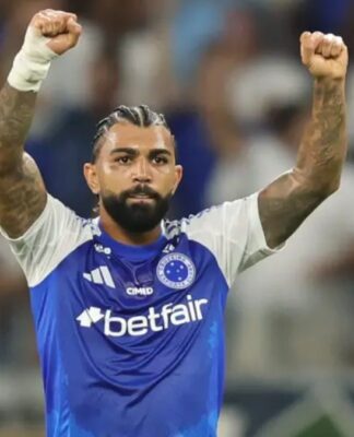 Atacante Gabigol com os braços levantados em comemoração