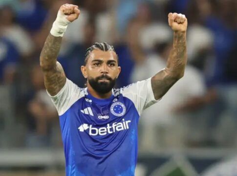 Atacante Gabigol com os braços levantados em comemoração