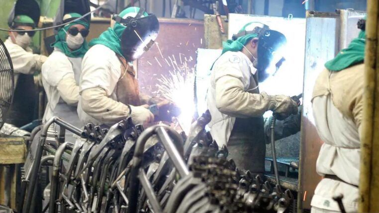 Trabalhadores da indústria trabalhando