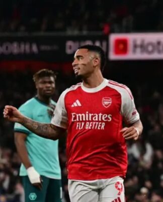 Atacante Gabriel Jesus em campo comemorando um gol