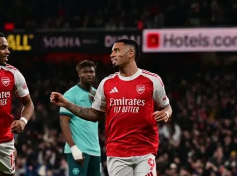 Atacante Gabriel Jesus em campo comemorando um gol