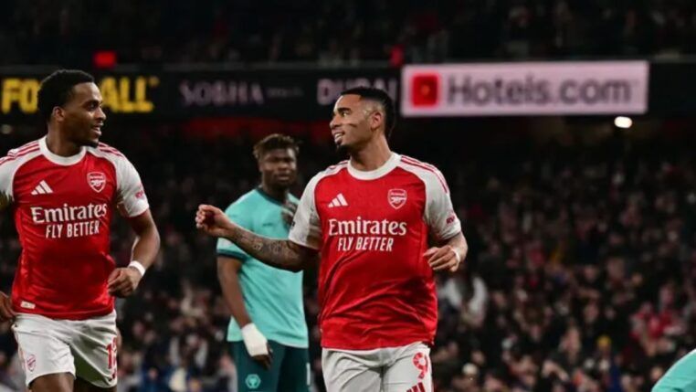 Atacante Gabriel Jesus em campo comemorando um gol