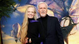 O diretor James Cameron e sua esposa, Suzy Amis Cameron, aparecem à frente de painel do filme no dia da estreia internacional em Los Angeles