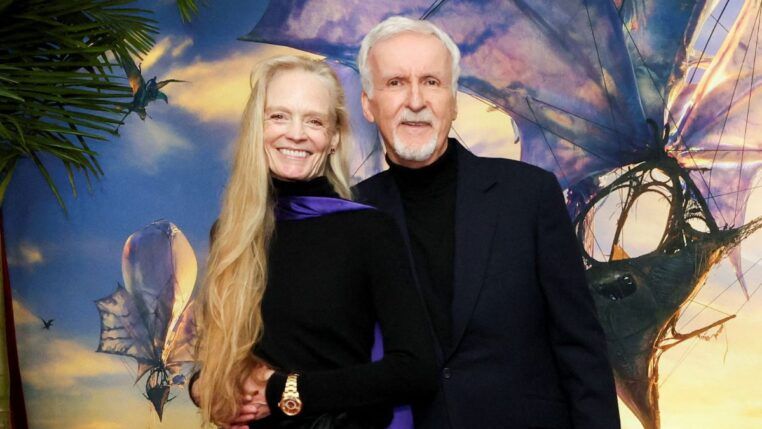 O diretor James Cameron e sua esposa, Suzy Amis Cameron, aparecem à frente de painel do filme no dia da estreia internacional em Los Angeles
