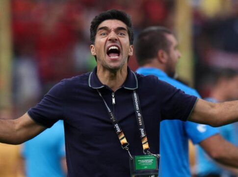 Técnico Abel Ferreira gritando em direção à câmera para alguém que está fora do plano