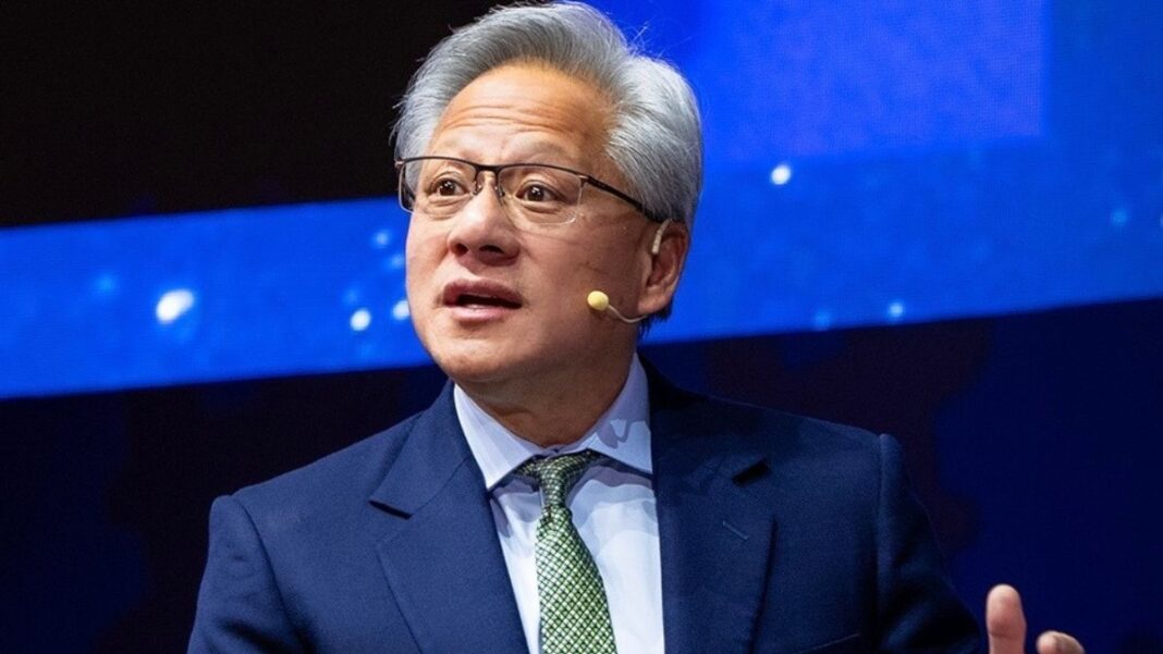 CEO Jensen Huang, homem chinês de cabelos grisalhos, vestindo terno e falando durante evento