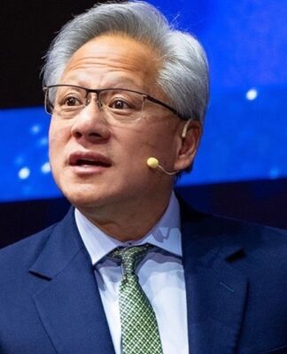 CEO Jensen Huang, homem chinês de cabelos grisalhos, vestindo terno e falando durante evento