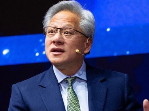 CEO Jensen Huang, homem chinês de cabelos grisalhos, vestindo terno e falando durante evento
