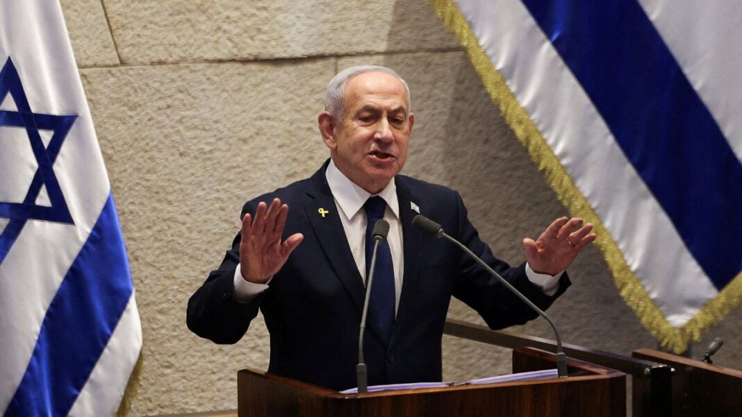 Benjamin Netanyahu falando em palanque com uma bandeira de Israel em cada lado