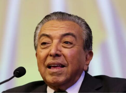 Mauricio de Sousa sorrindo em coletiva de imprensa