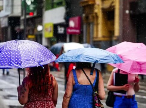 Inmet emite alerta vermelho para temporais no RS com ventos acima de 100 km/h