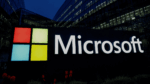 Uma imagem mostra o logotipo da Microsoft nos escritórios da empresa em Issy-les-Moulineaux, perto de Paris, na França.