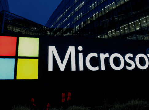 Uma imagem mostra o logotipo da Microsoft nos escritórios da empresa em Issy-les-Moulineaux, perto de Paris, na França.