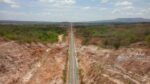Imagem da obra da Transnordestina, com o trilho no centro e áreas desabitadas ao redor