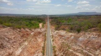 Imagem da obra da Transnordestina, com o trilho no centro e áreas desabitadas ao redor