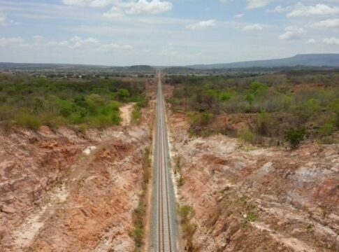 Imagem da obra da Transnordestina, com o trilho no centro e áreas desabitadas ao redor