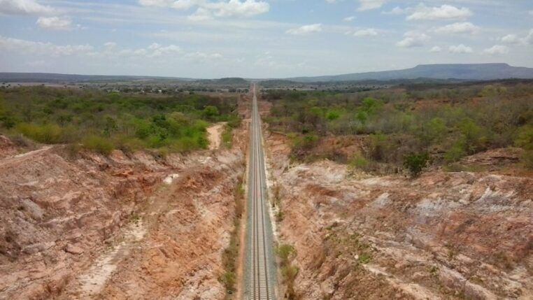 Imagem da obra da Transnordestina, com o trilho no centro e áreas desabitadas ao redor