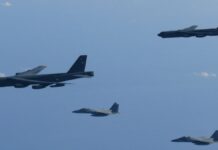 Bombardeiros B-52, três caças F-35 e três jatos F-15 aparem no céu