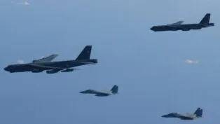 Bombardeiros B-52, três caças F-35 e três jatos F-15 aparem no céu