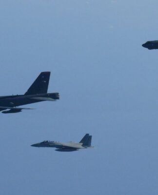 Bombardeiros B-52, três caças F-35 e três jatos F-15 aparem no céu