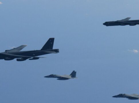 Bombardeiros B-52, três caças F-35 e três jatos F-15 aparem no céu