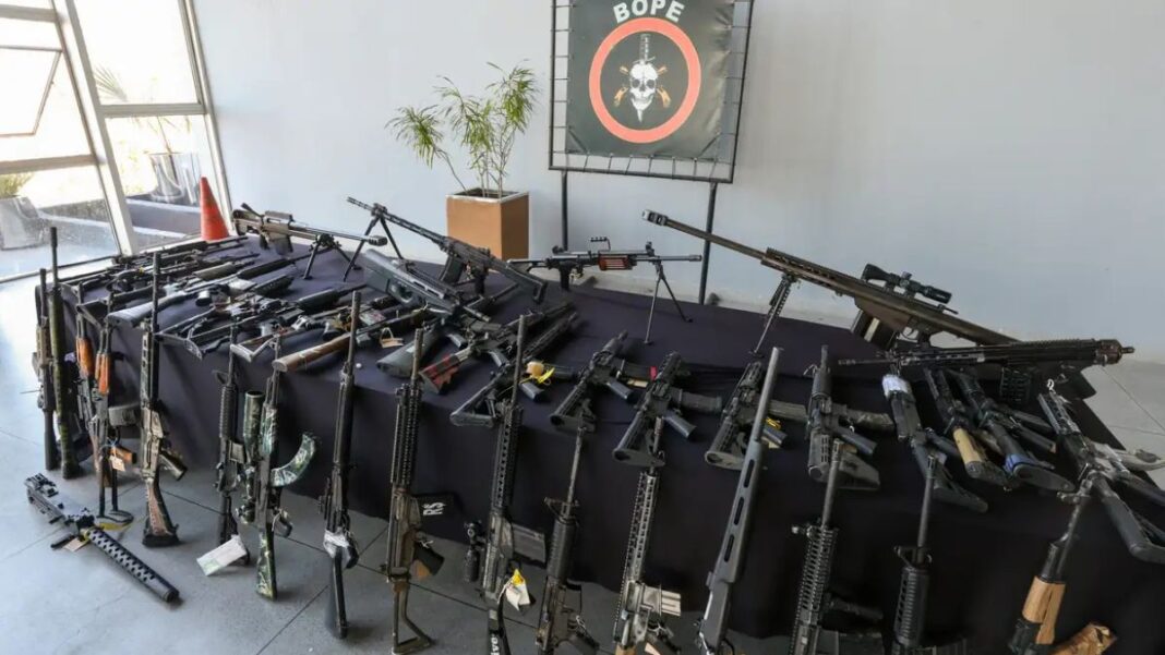 Imagens de várias armas, algumas de grosso calibre após apreensão da polícia