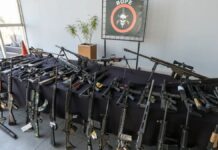 Imagens de várias armas, algumas de grosso calibre após apreensão da polícia