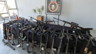 Imagens de várias armas, algumas de grosso calibre após apreensão da polícia