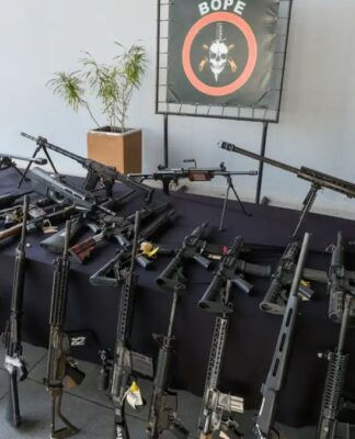 Imagens de várias armas, algumas de grosso calibre após apreensão da polícia